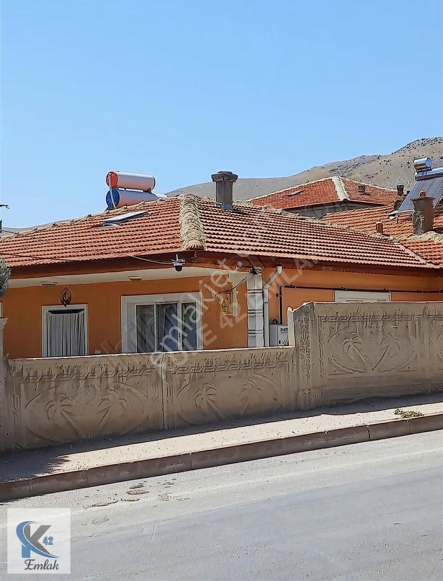 Yunak Karataş Mahallesinde Güzel Konumda Müstakil Bahçeli Ev - Görsel 3