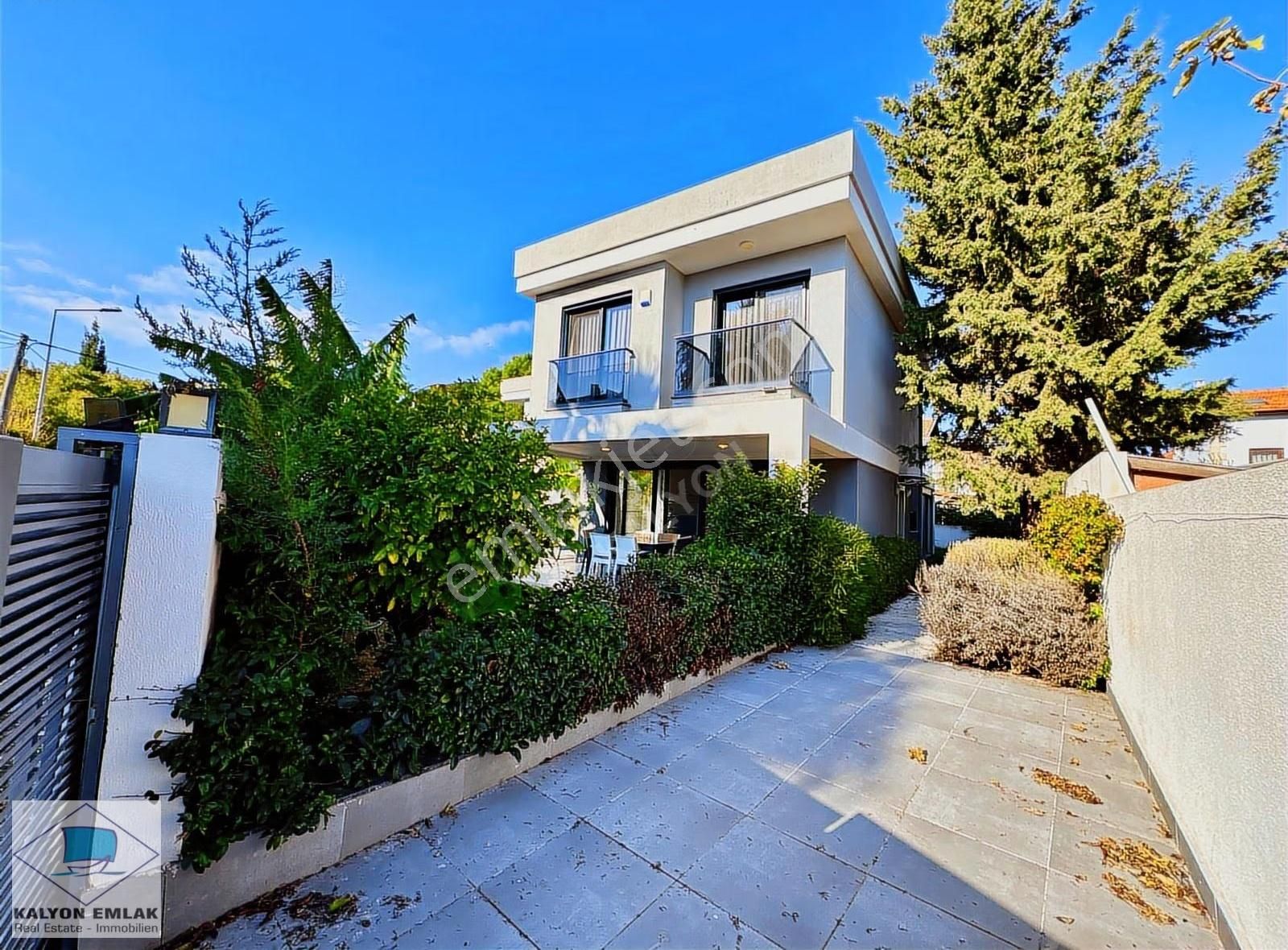 Alaçatı'da Satılık Müstakil Havuzlu Modern Tasarım Özel Villa