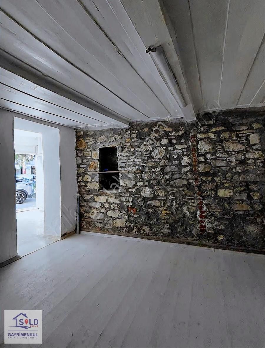 Urla Merkezde İşlek Cadde Üzeri Avlulu Taş Yapılı Kiralık Dükkan - Görsel 4