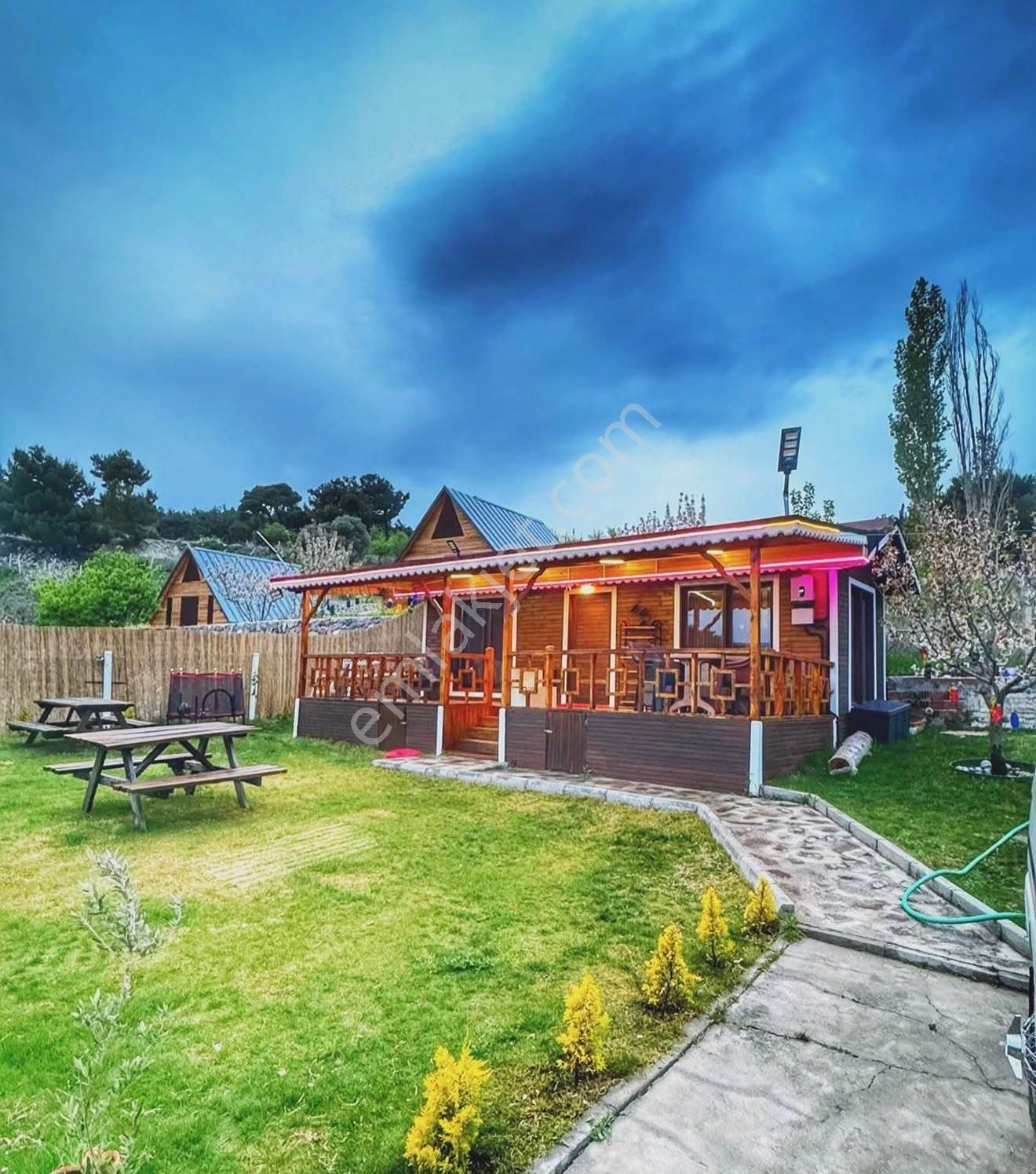 Bornova Yaka Köyde Hali Hazırda İçinde Evi Olan Arsalı Ev Yaz Kış Kulanabilleceğiniz Yer 303m2 Bahçe