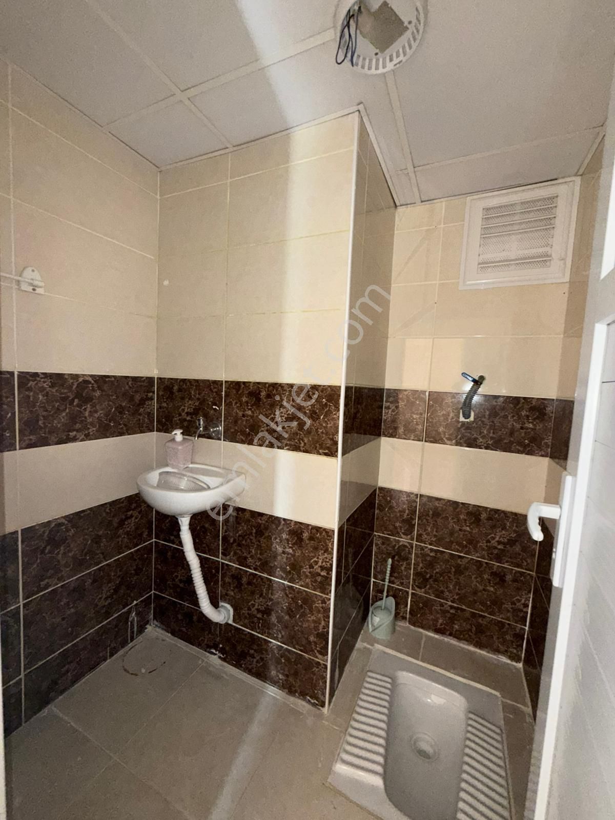 Akyüz Gayrimenkul Den; Merkezı Konumda Iskanlı,kombılı ,satılık 3+1 Daire - Görsel 4