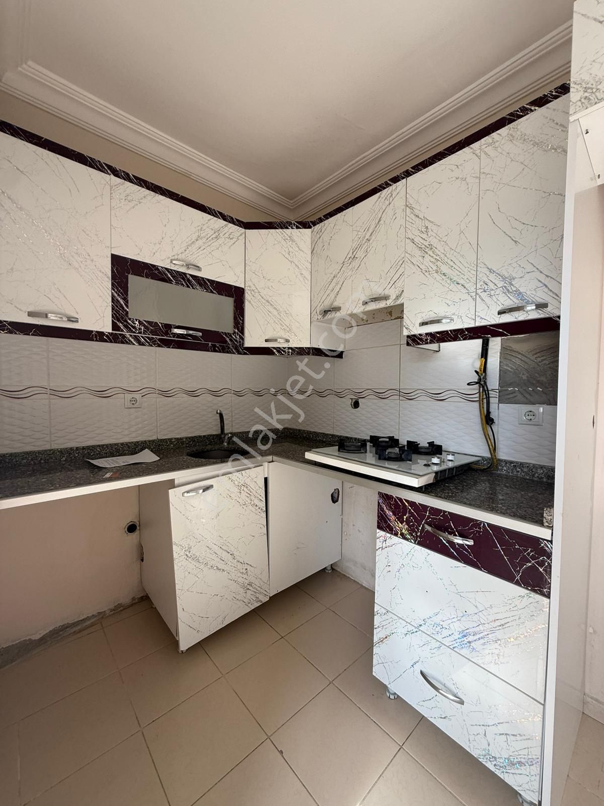 Akyüz Gayrimenkul Den; Merkezı Konumda Iskanlı,kombılı ,satılık 3+1 Daire - Görsel 20