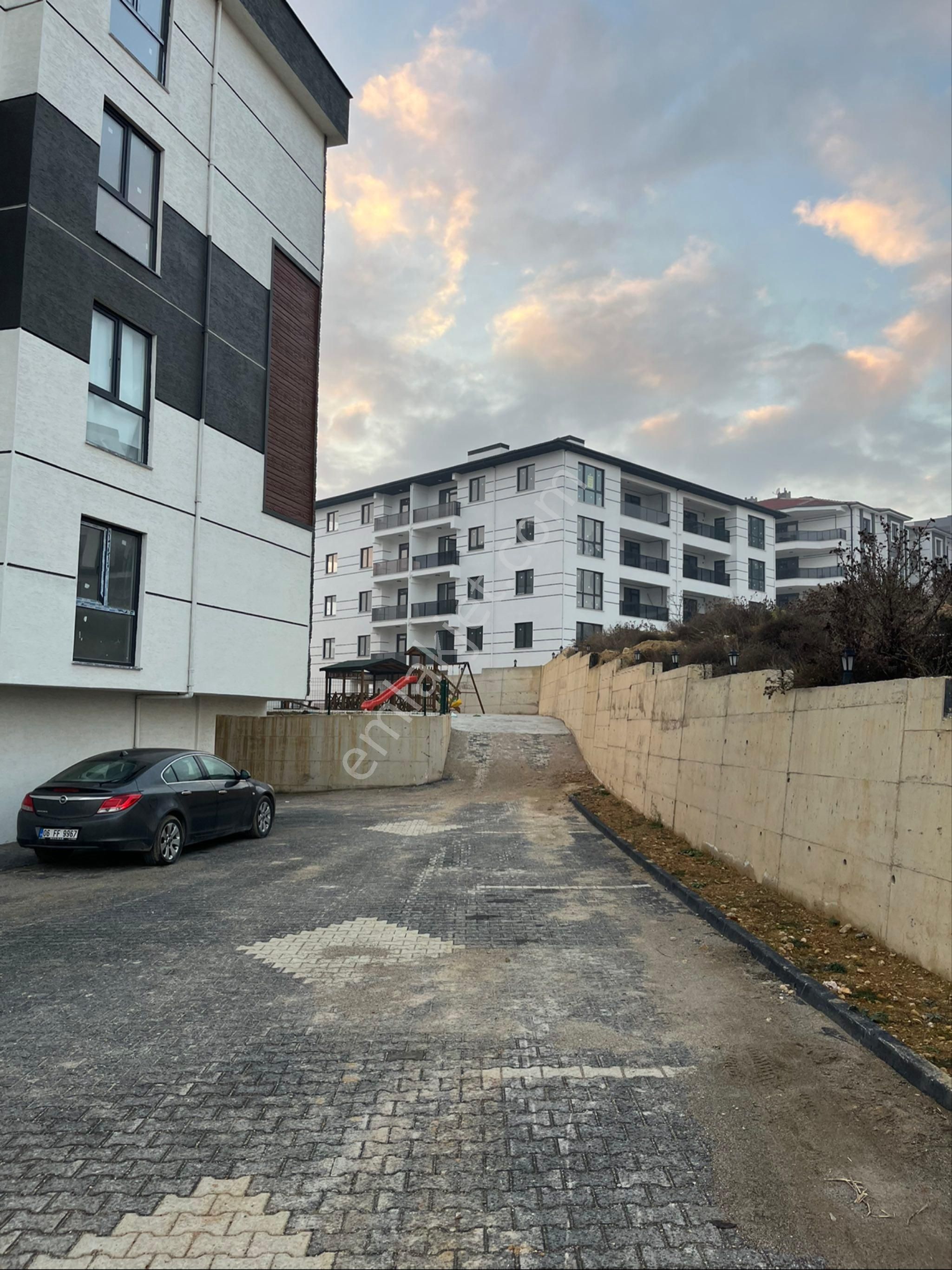 Miraç Emlaktan Akhisarda Lüks Site İçinde Manzaralı 1+1 Daire - Görsel 13