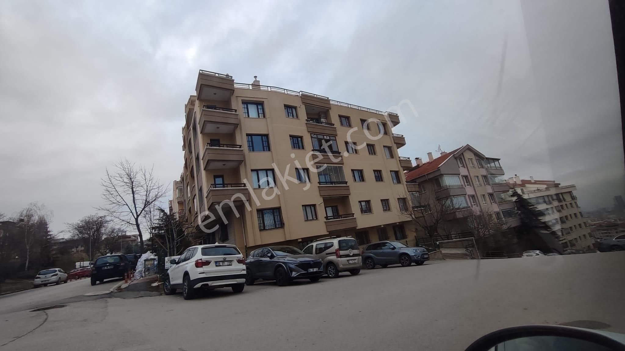 Atanora Vadi'den Dikmende 2 Banyolu Asansörlü Genç Binada Kombili 3+1