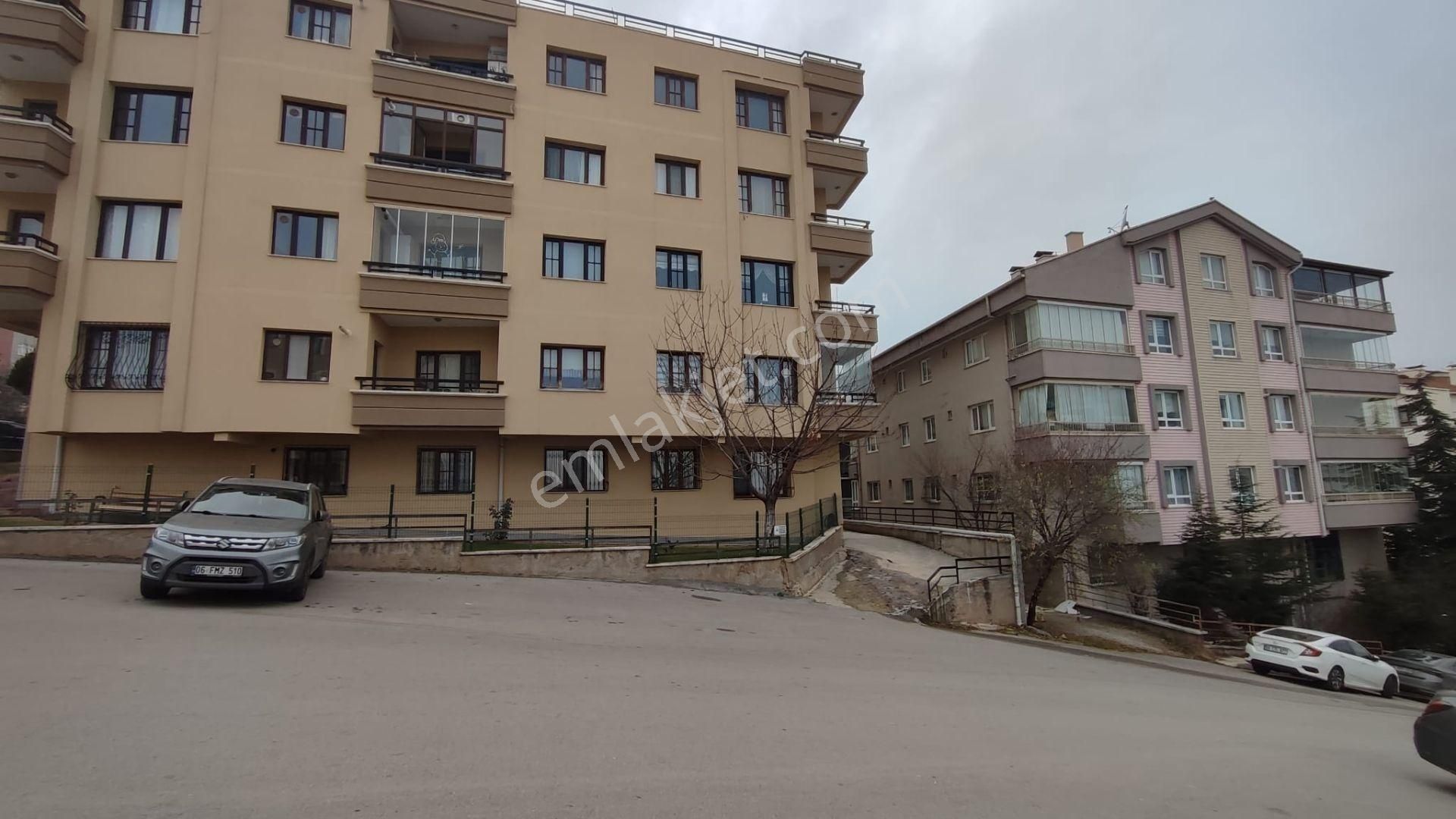 Atanora Vadi'den Dikmende 2 Banyolu Asansörlü Genç Binada Kombili 3+1 - Görsel 2