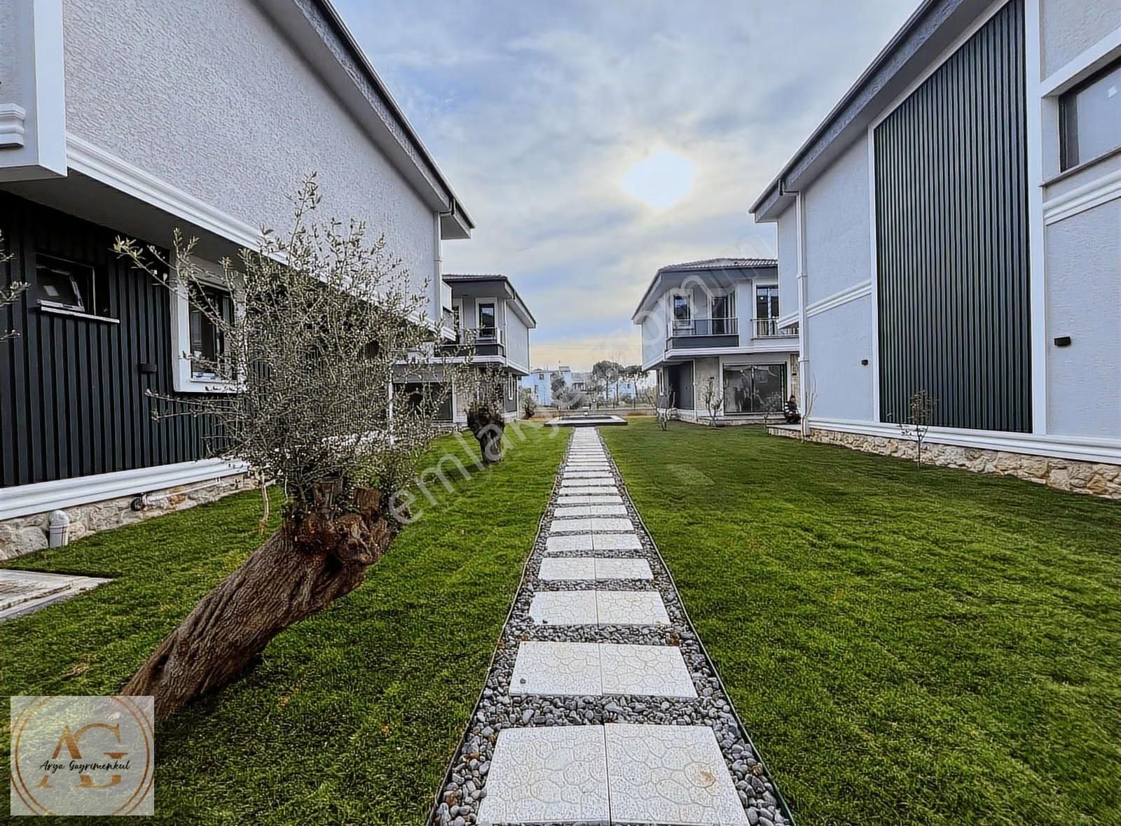 Arya'dan Küçükkuyu'da Denize Yakın Havuzlu 3+1 Satılık Villa - Görsel 24