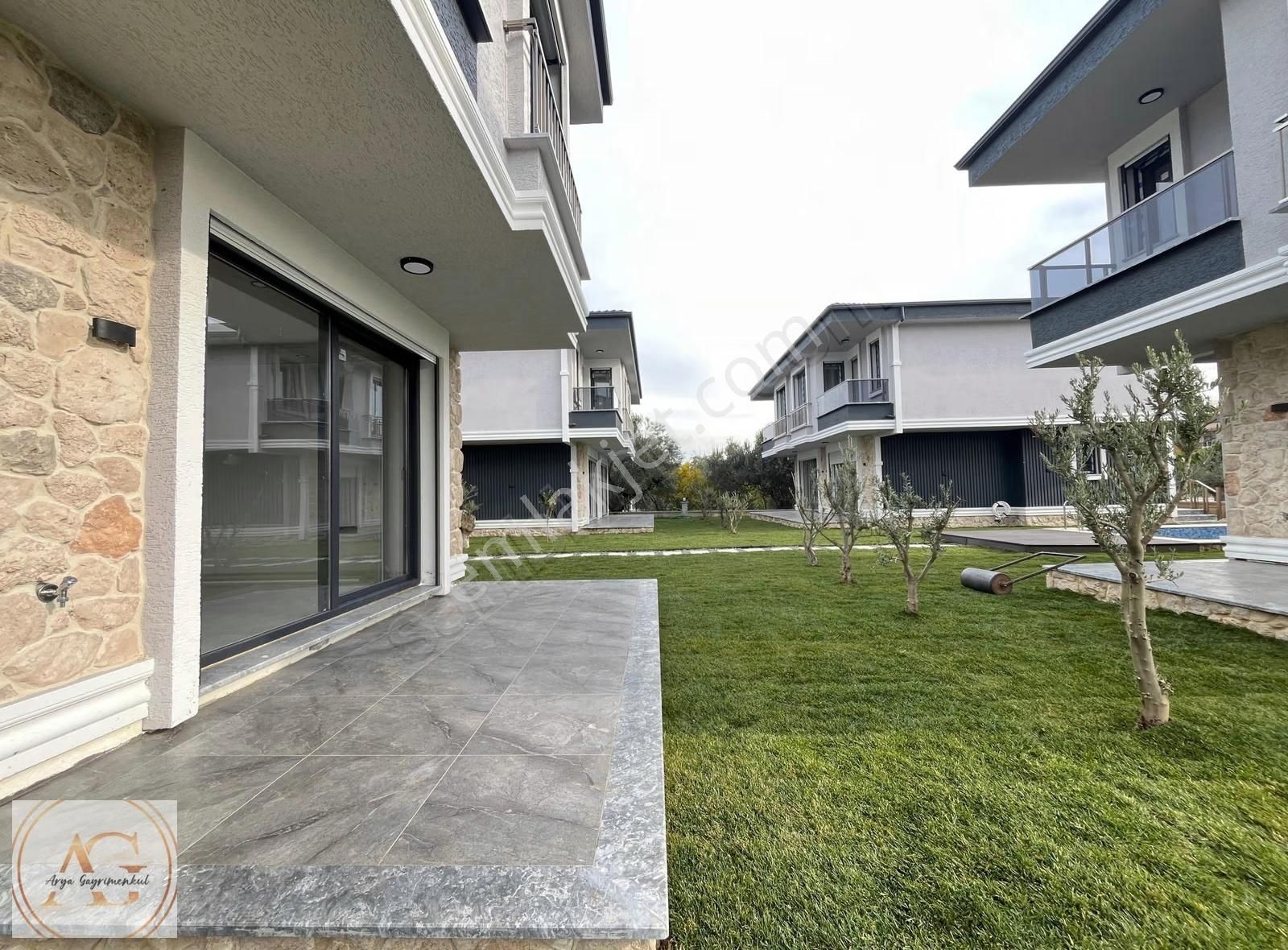 Arya'dan Küçükkuyu'da Denize Yakın Havuzlu 3+1 Satılık Villa - Görsel 2