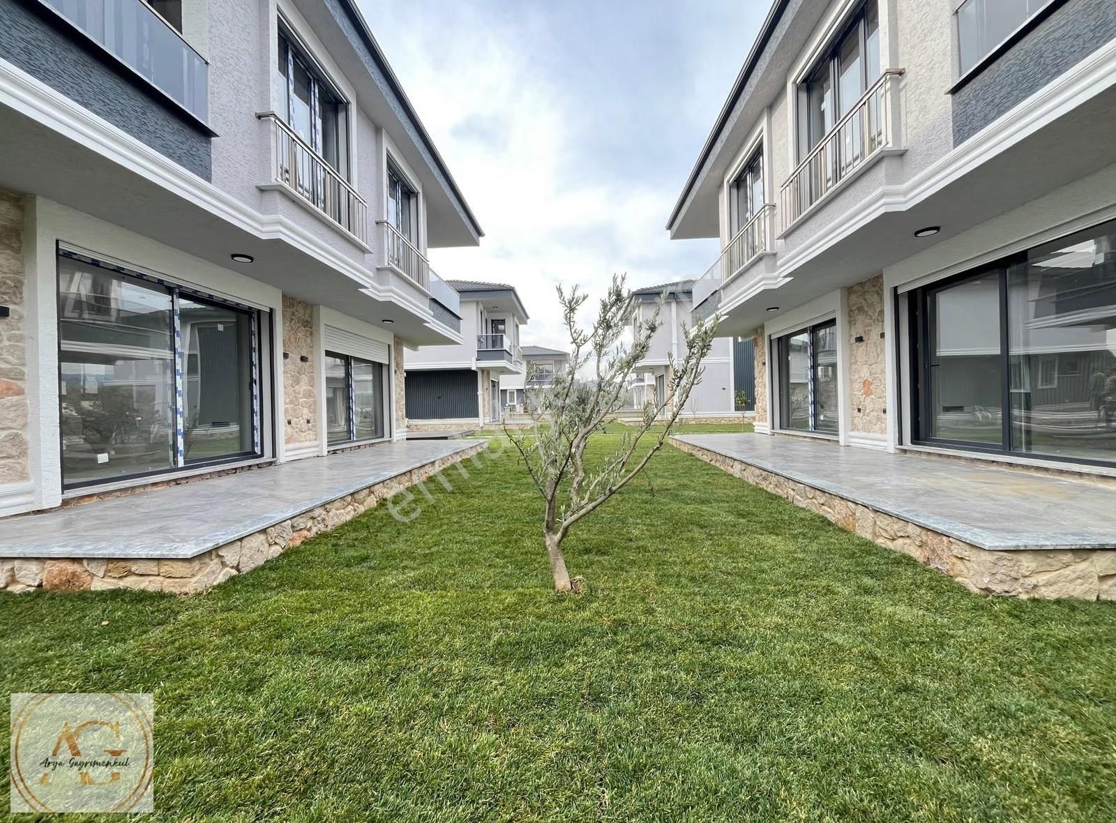 Arya'dan Küçükkuyu'da Denize Yakın Havuzlu 3+1 Satılık Villa - Görsel 35