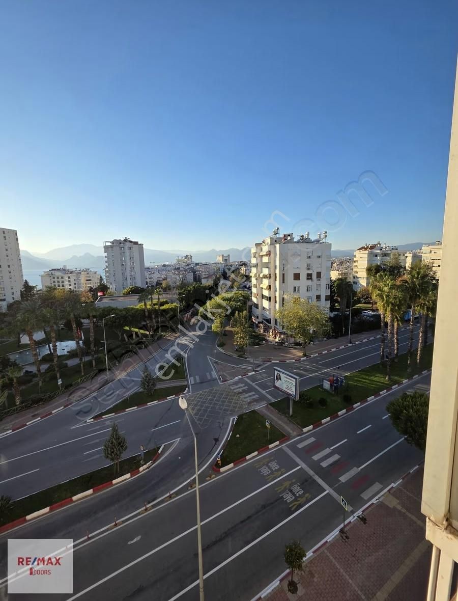 Burhanettin Onat'da Deniz Manzaralı Geniş 4+1 Kiralık Daire - Görsel 14