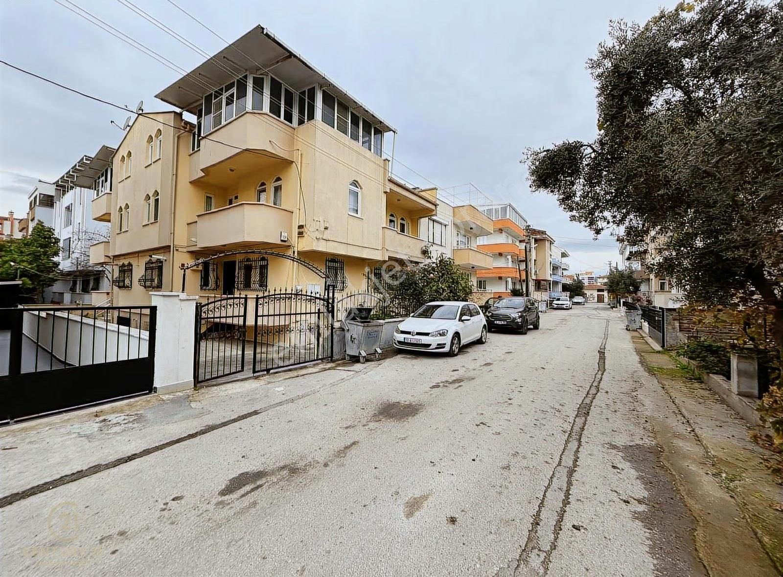 C21 Bal'dan Bahçelievler'de Eşyalı Müstakil 5+1 Kiralık Tripleks