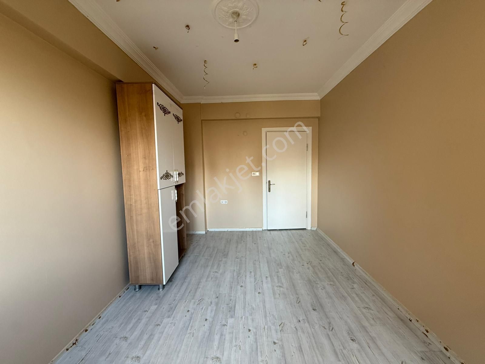 Akyüz Gayrimenkul Den; Merkezı Konumda Iskanlı,kombılı ,satılık 2+1 Daire - Görsel 9