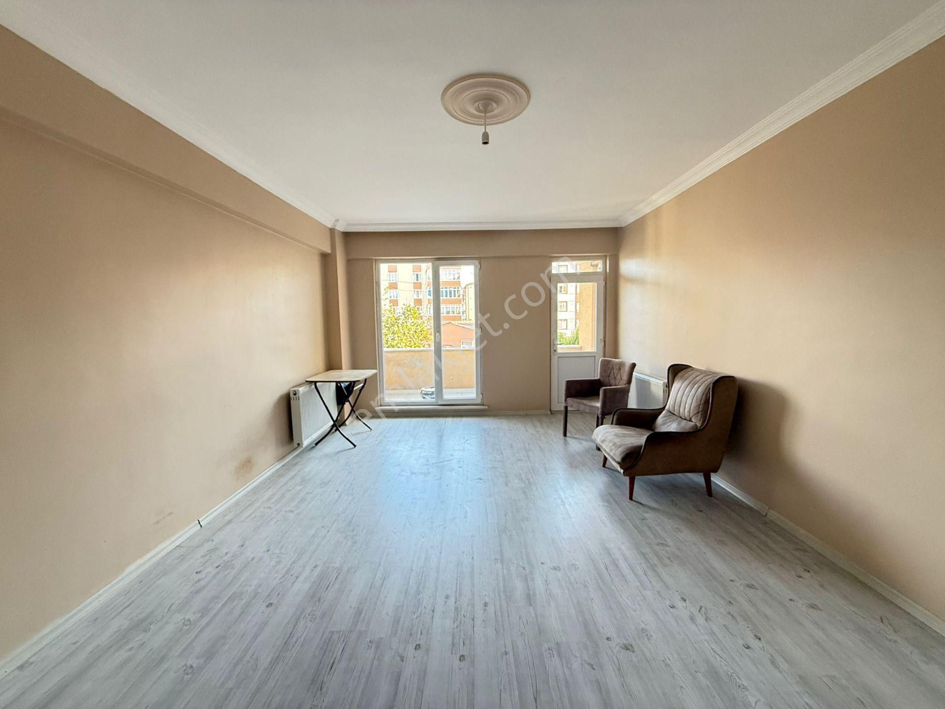 Akyüz Gayrimenkul Den; Merkezı Konumda Iskanlı,kombılı ,satılık 2+1 Daire
