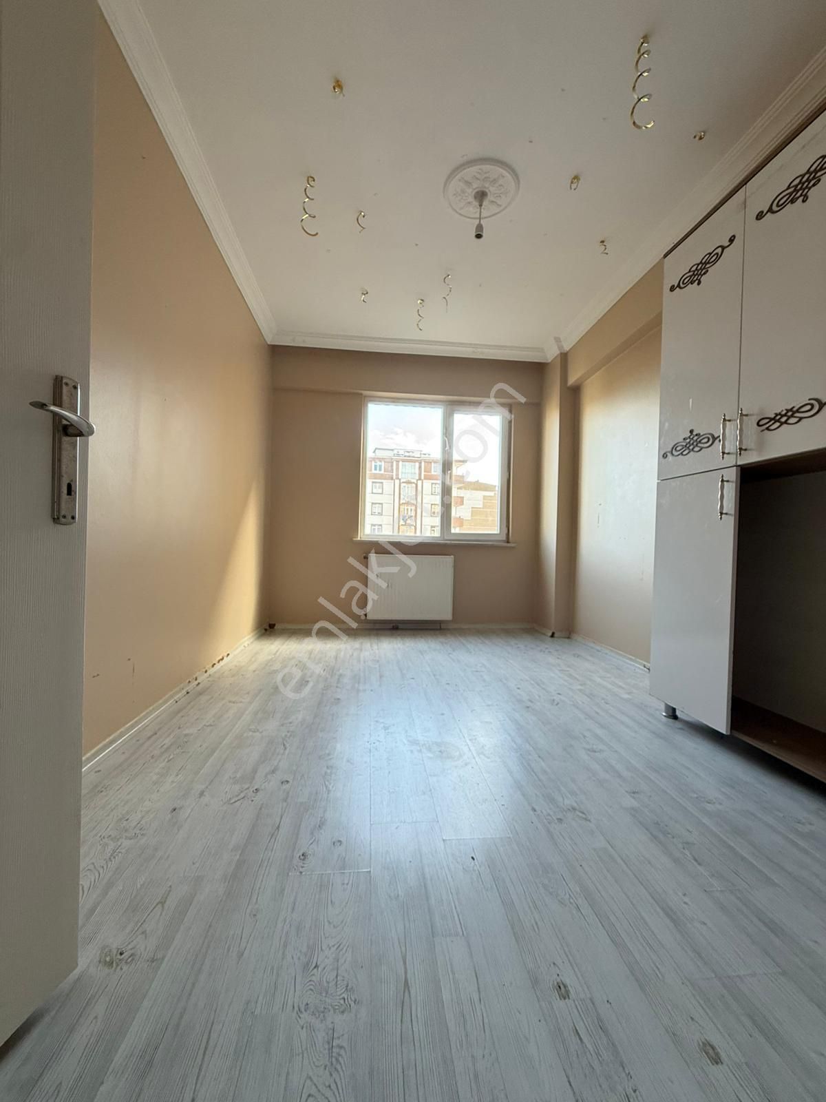 Akyüz Gayrimenkul Den; Merkezı Konumda Iskanlı,kombılı ,satılık 2+1 Daire - Görsel 4