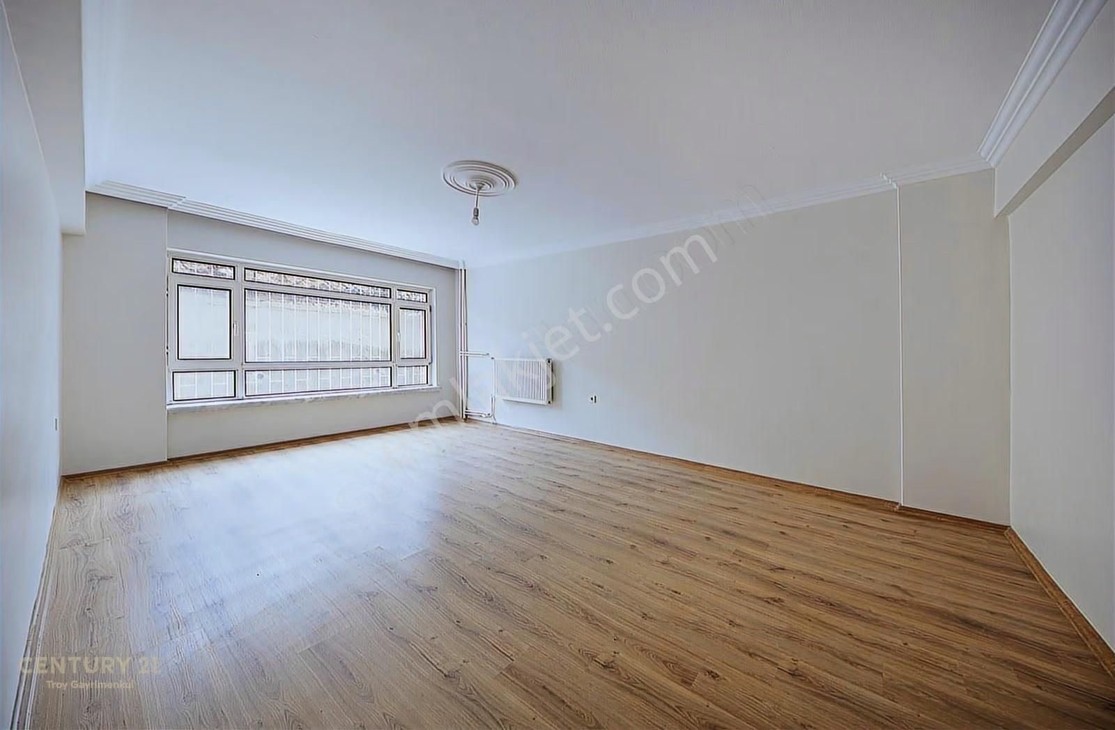 Hayatın Merkezinde... Emek'te... Herşeyi İle Yenilenmiş 3+1