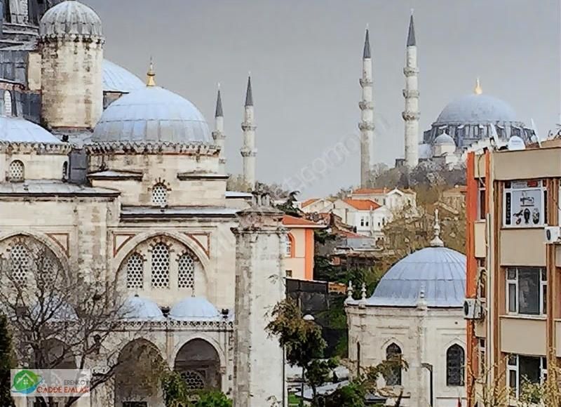 Büyük Şehir Belediye Karşı Köşesi Şehzadebaşı Camii Karşısı