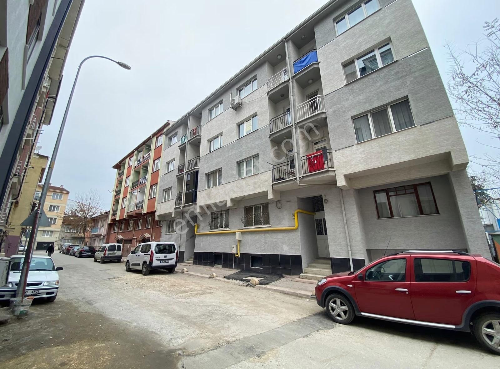 Çırağan Emlak'tan Ömerağa Mah.cadde Yakını Ara Kat 3+1 Daire