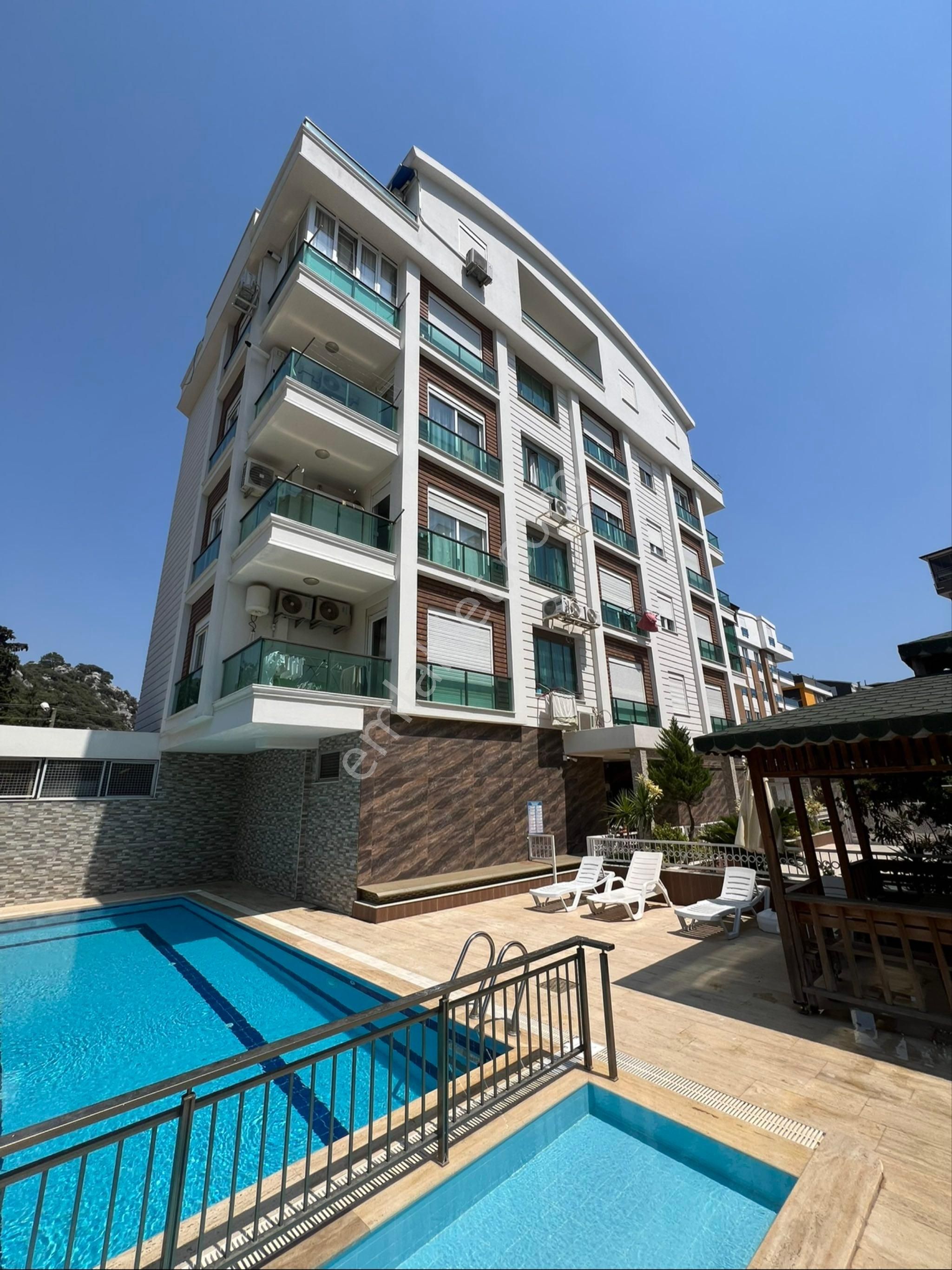 Antalya Konyaaltı Mükemmel Lokasyon Yeni Binada Katta Çok Geniş Tertemiz 1+1 Fırsat Satılık Daire