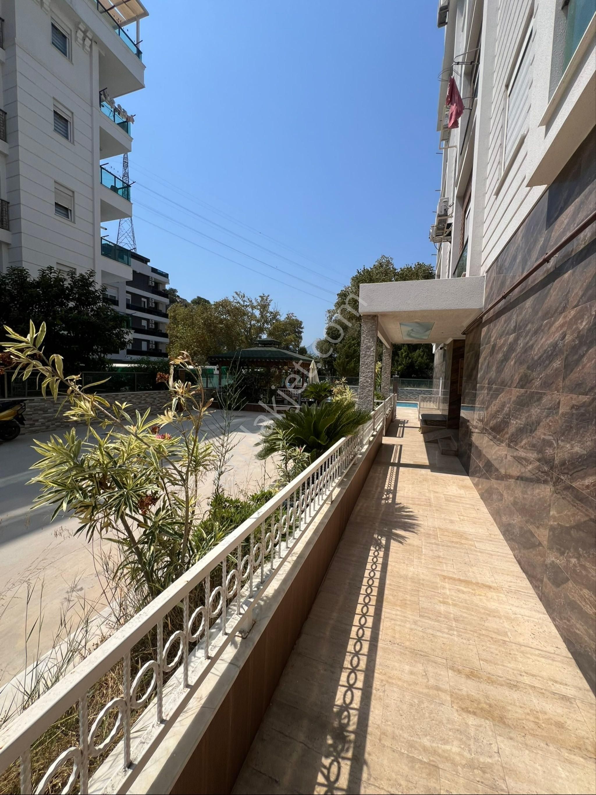 Antalya Konyaaltı Mükemmel Lokasyon Yeni Binada Katta Çok Geniş Tertemiz 1+1 Fırsat Satılık Daire - Görsel 3