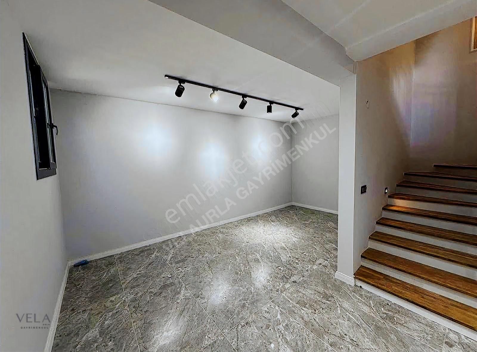 Urla Atatürk Mahallesi Bahçeli 6+2 Satılık Müstakil Villa - Görsel 3