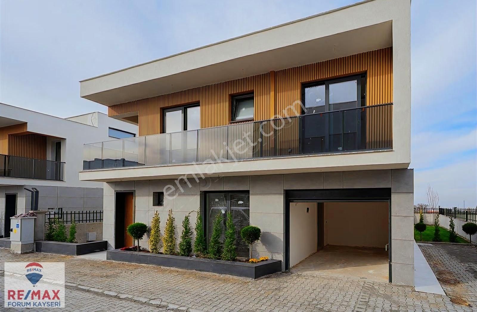 Hacılar Erciyeste Kapalı Otoparklı 4,5+1 Satılık Villa