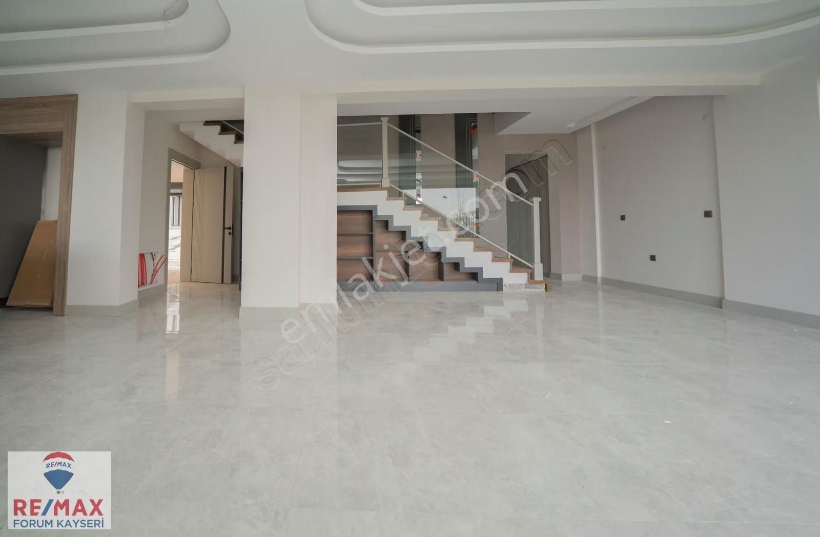 Hacılar Erciyeste Kapalı Otoparklı 4,5+1 Satılık Villa - Görsel 9