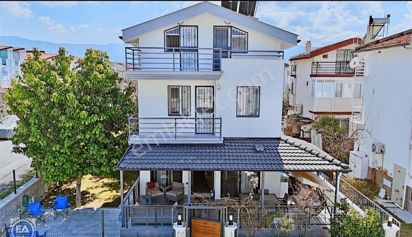Elit Ada'dan Ferah Denize Yakın Havuzlu Köşe Konum 4+1 Satılık