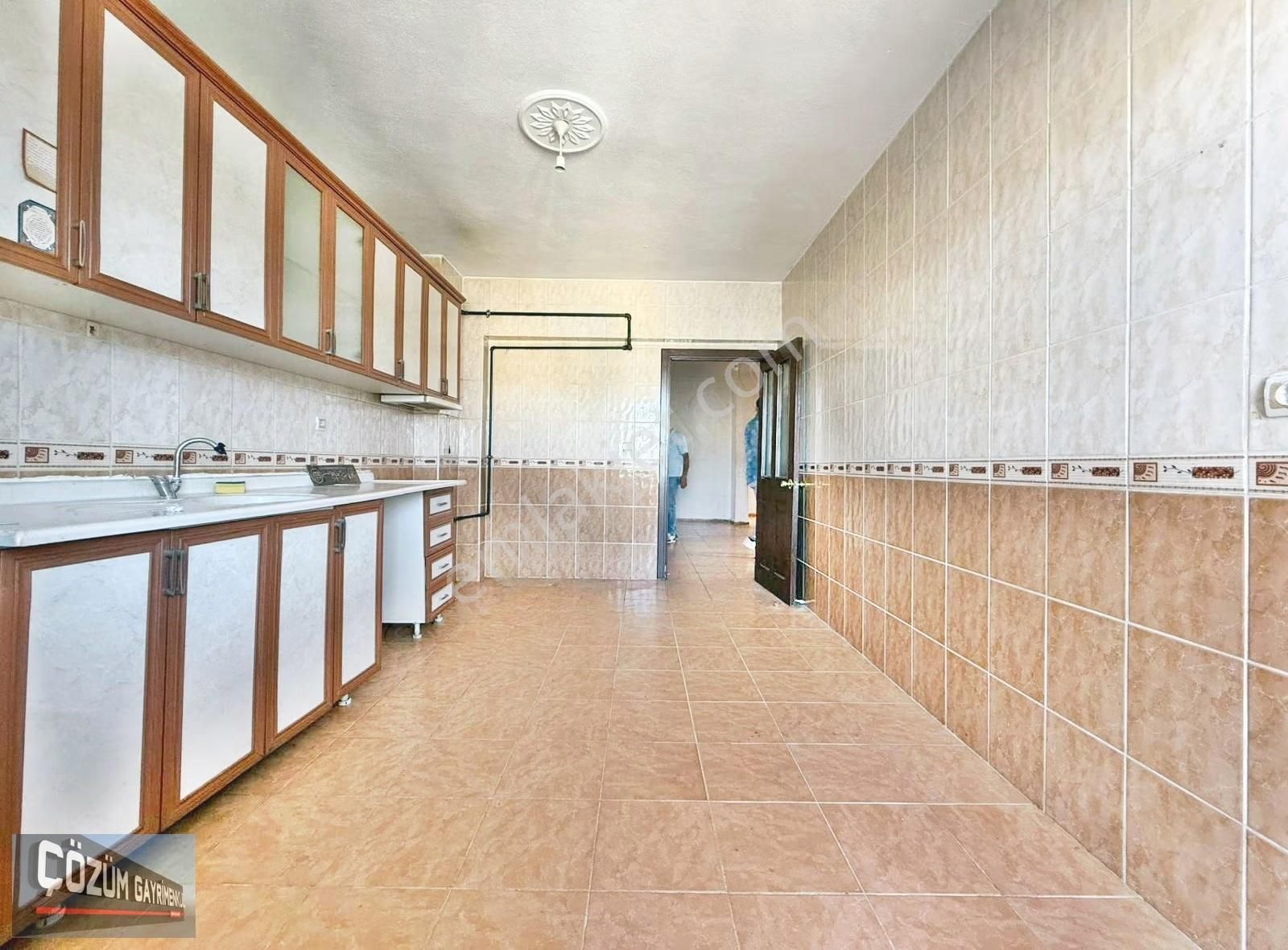 Çözüm Bağlum Merkezde 3+1 150 M2 Çok Geniş Çift Banyo Asansörlü