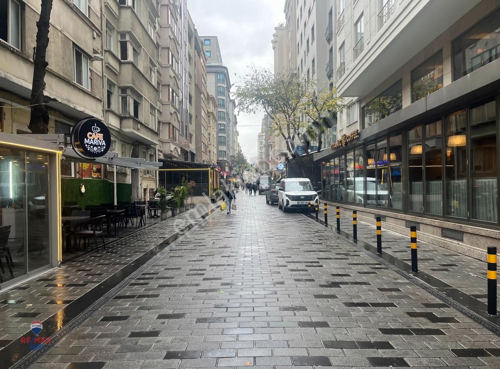 İstanbul'un Merkezi Taksim'de Cadde Üzerinde,oteller Bölgesinde - Görsel 2