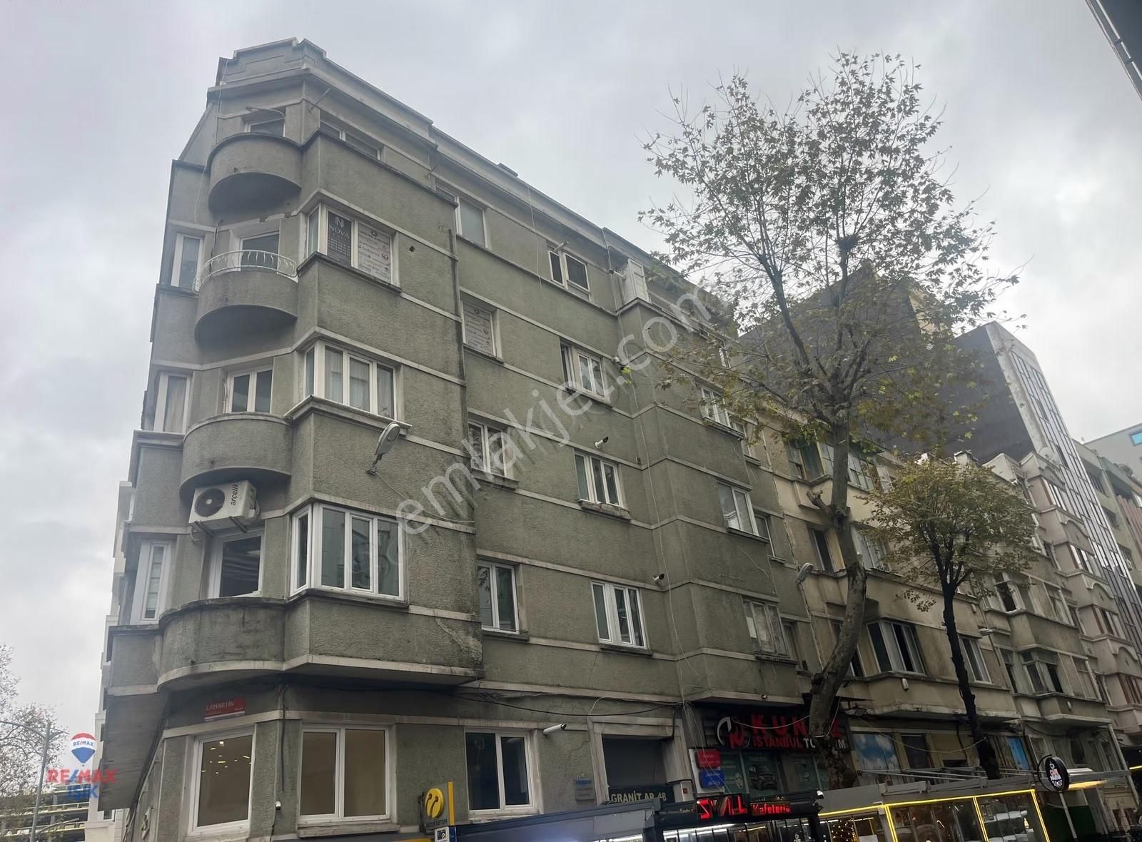 İstanbul'un Merkezi Taksim'de Cadde Üzerinde,oteller Bölgesinde - Görsel 12