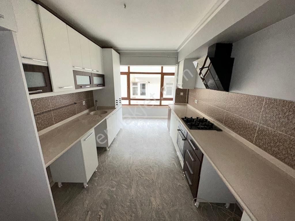 İncirli Lisesi Ve Yunus Emre Cad Yanı Orta Kat 3+1 Ön Bağımsız