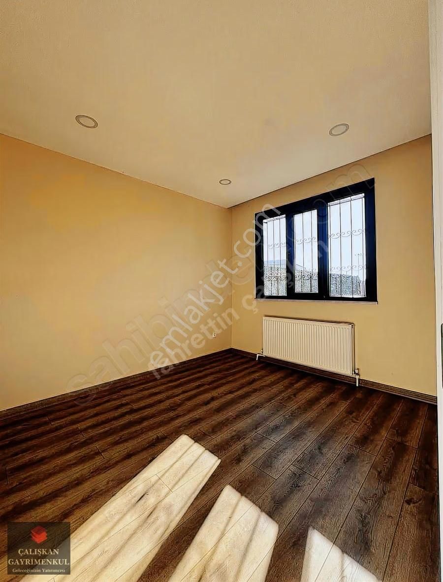 Adnan Menderes Mahallesinde 220 M2 Arsa İçerisinde Müstakil 2+1