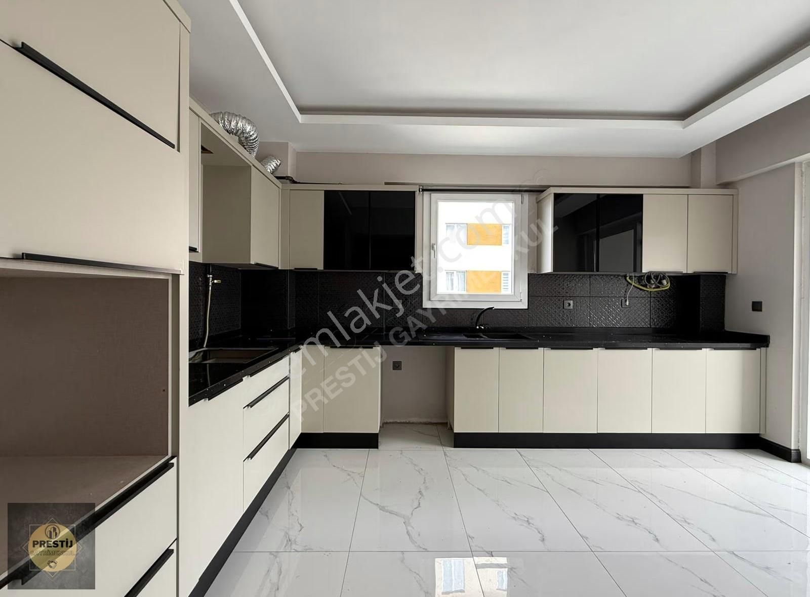 Hemen Oturulur Durumda Meskenli 4+1 220 M2 Geniş Oturumlu Daire