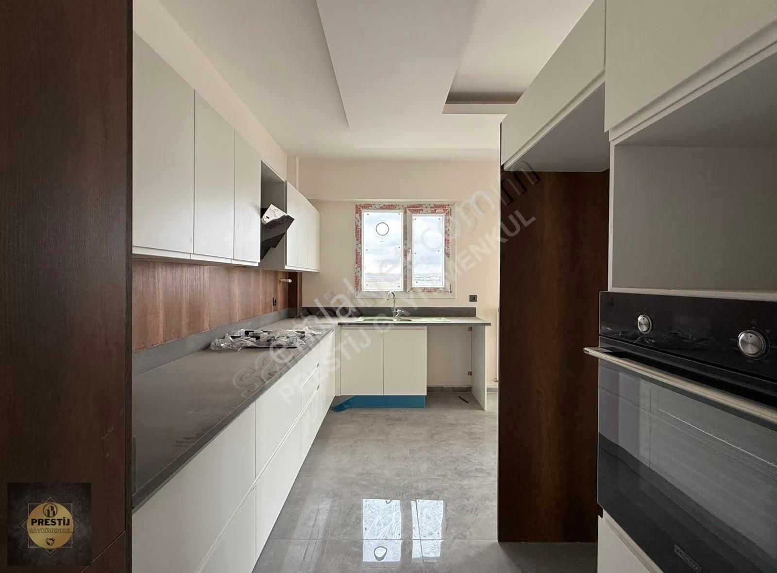 Hemen Oturulur Meskenli 3+1 175 M2 Giy. Odalı Ebv. Banyolu Daire