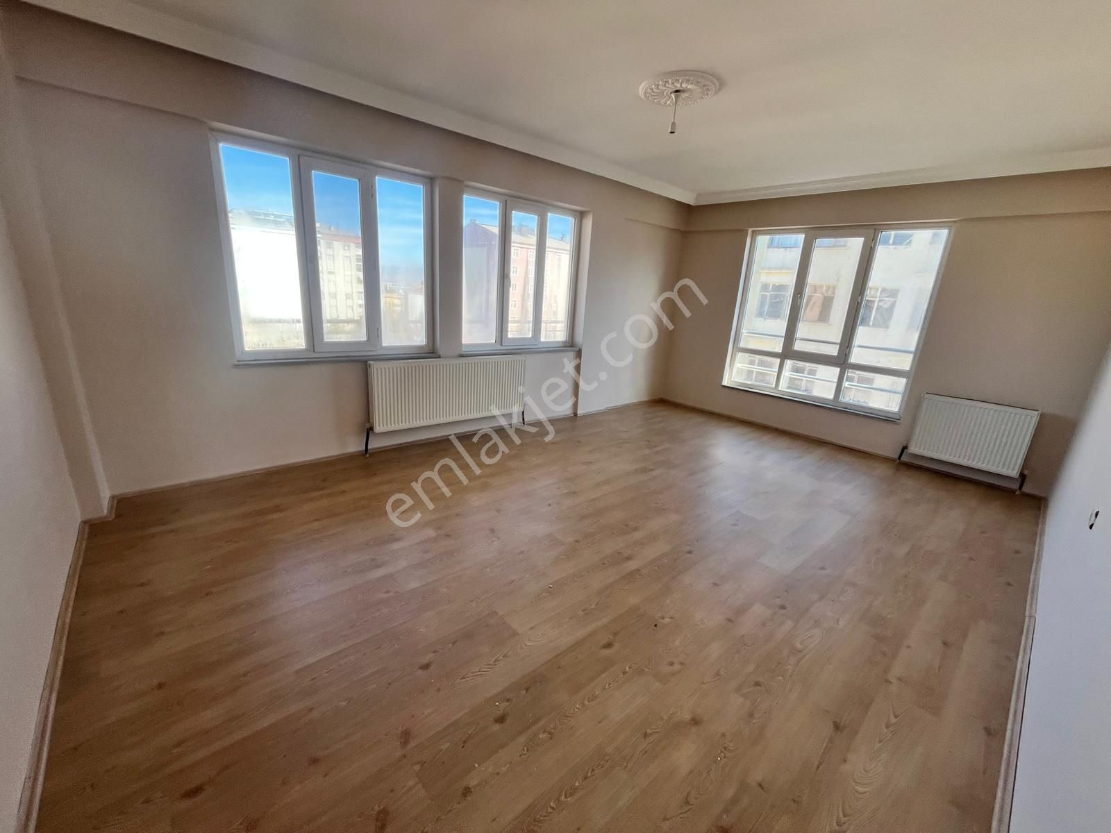 Karakaya Gayrimenkulden Şehir Merkezinde, Sıfır Ayarında, Geniş Ve Konforlu 3+1 Kiralık - Görsel 3