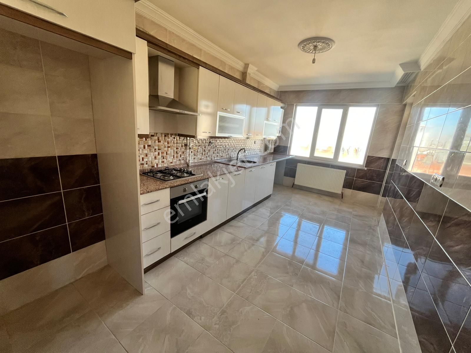 Karakaya Gayrimenkulden Şehir Merkezinde, Sıfır Ayarında, Geniş Ve Konforlu 3+1 Kiralık - Görsel 14