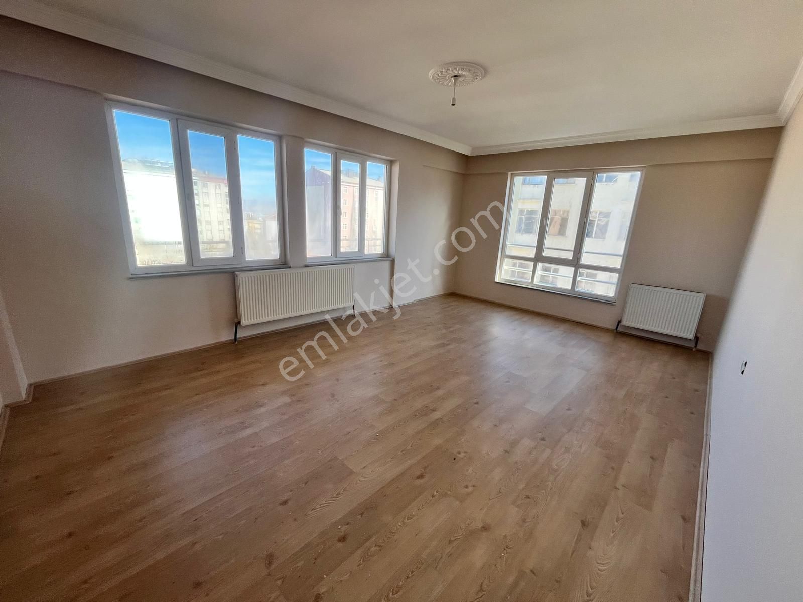 Karakaya Gayrimenkulden Şehir Merkezinde, Sıfır Ayarında, Geniş Ve Konforlu 3+1 Kiralık