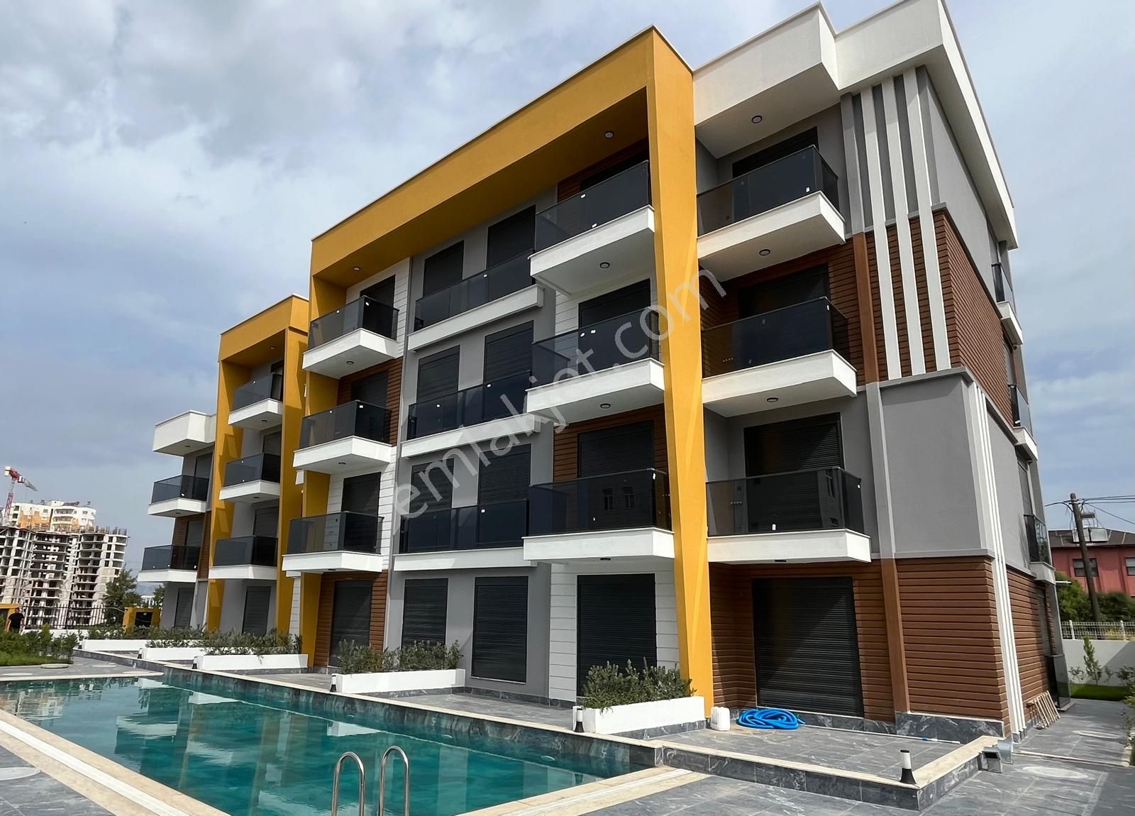 Altıntaşta Havuzlu Kapalı Otoparklı Ferah Daire