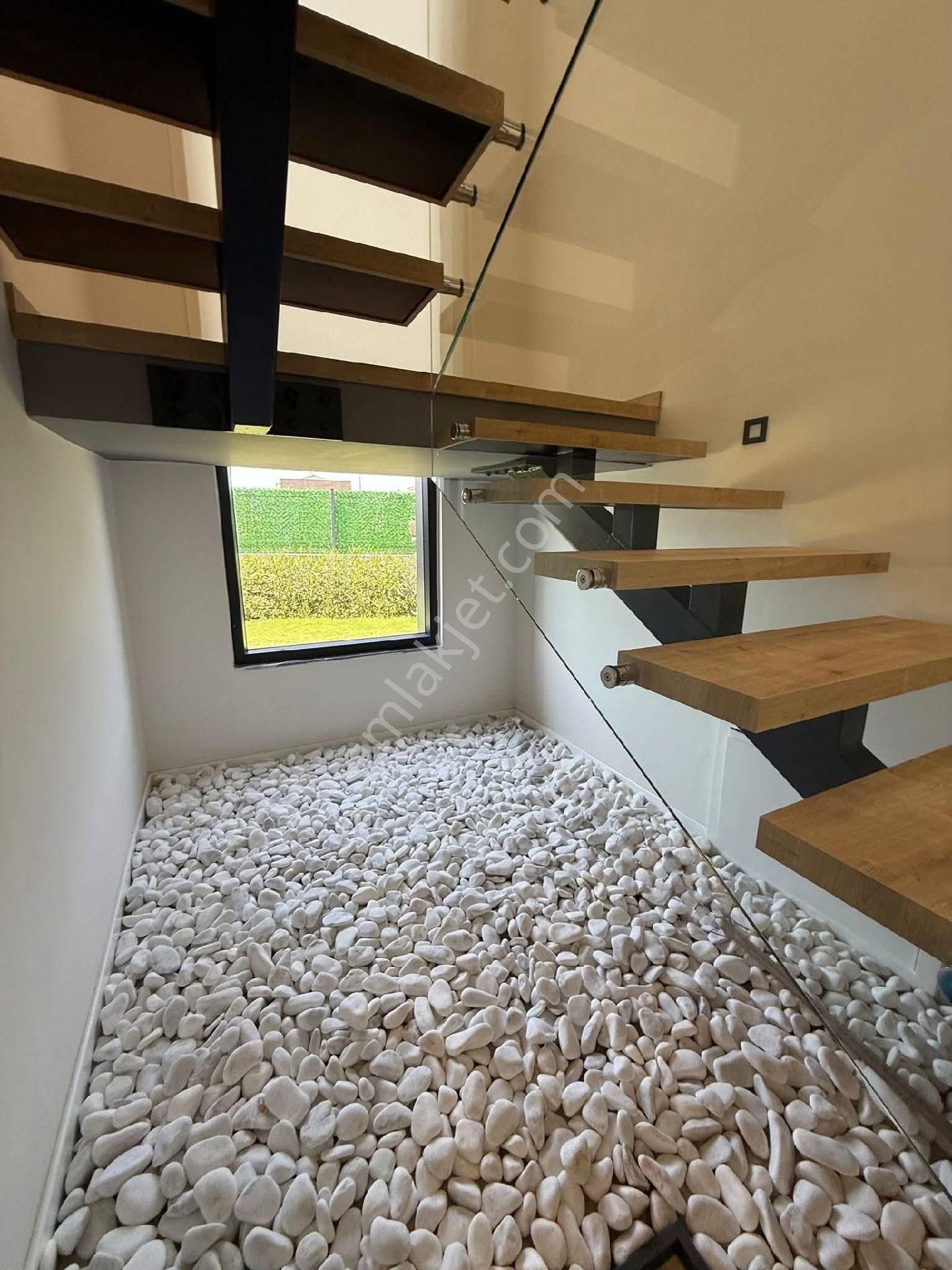 Kuşadasında Plaja Yakın Özel Havuzlu Ful Eşyalı Otoparklı Villa - Görsel 28