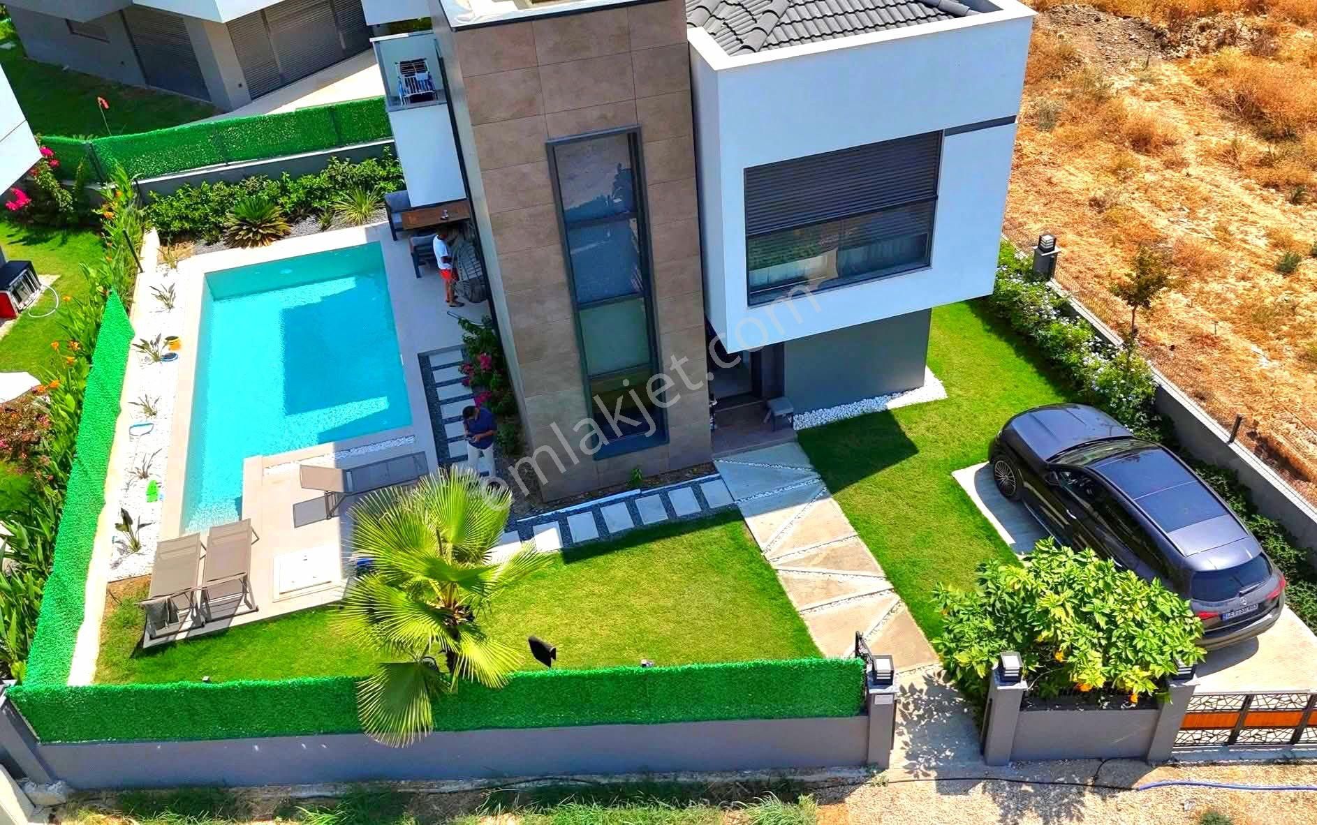 Kuşadasında Plaja Yakın Özel Havuzlu Ful Eşyalı Otoparklı Villa