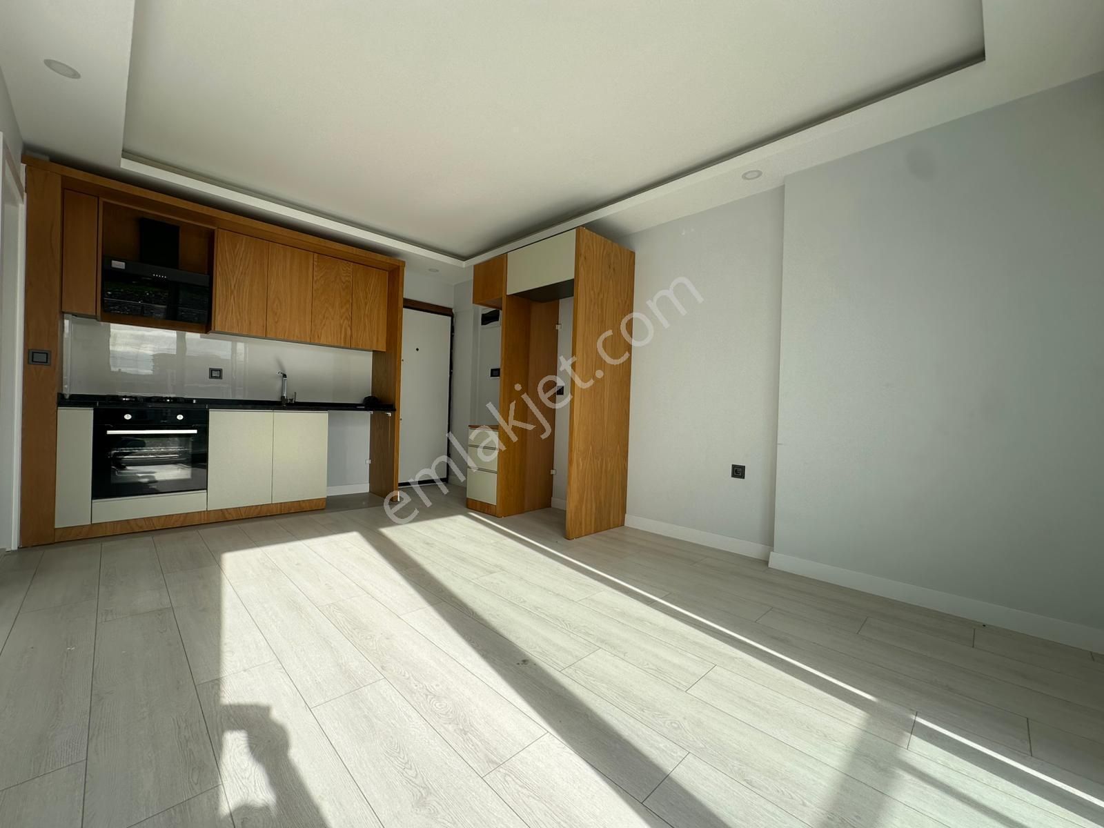 Altıntaşta Caddeye Yakın Havuzlu Katta Satılık Daire