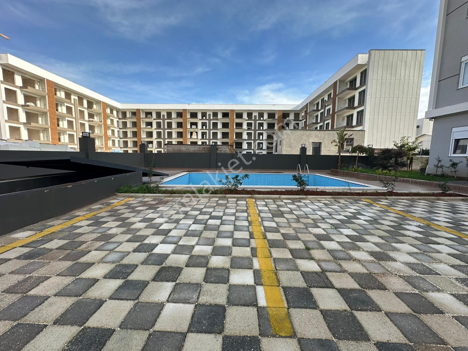 Altıntaşta Caddeye Yakın Havuzlu Katta Satılık Daire - Görsel 11