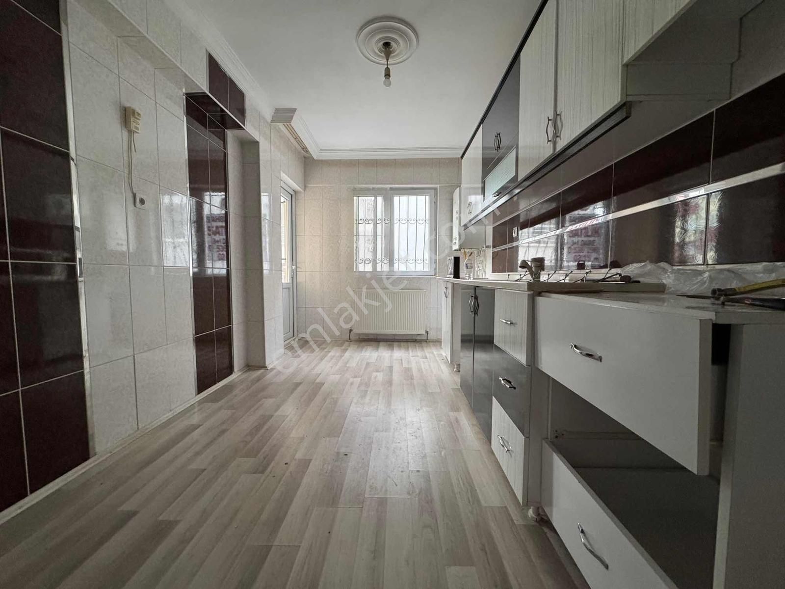 Şentürk Gayrimenkul'den **3+1**masrafsız//kilerli//çift Banyolu