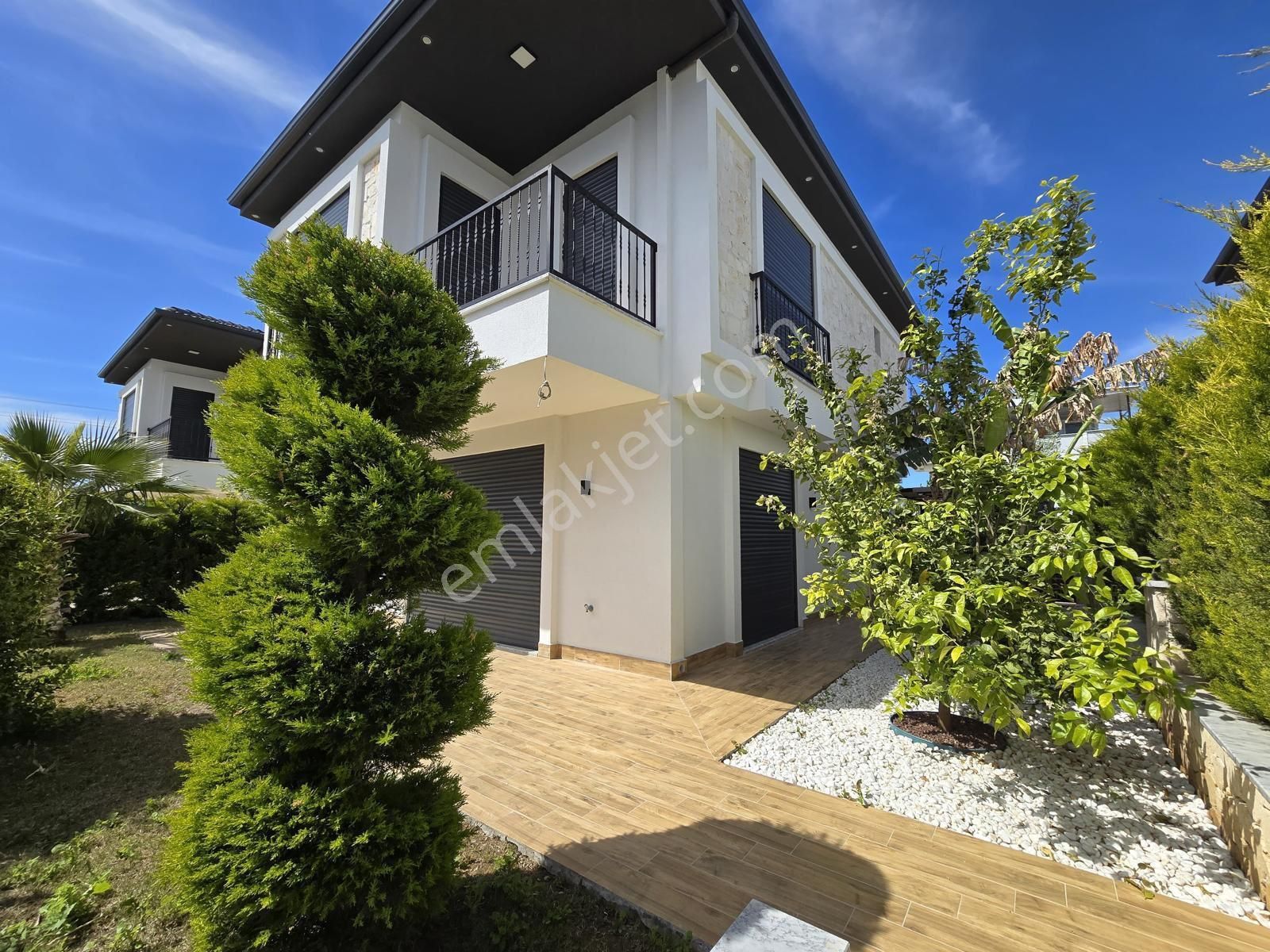 Efeler’de Tam Müstakil 260 M2 Arsa İçerisinde, Eşyalı Lüks Villa