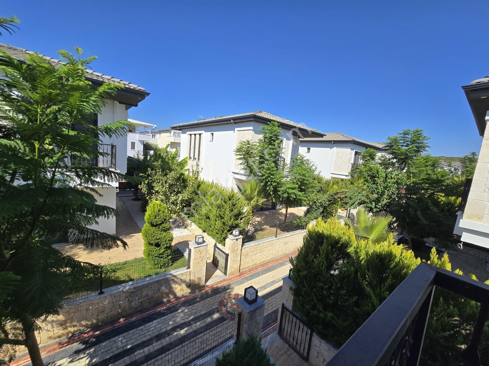 Efeler’de Tam Müstakil 260 M2 Arsa İçerisinde, Eşyalı Lüks Villa - Görsel 2