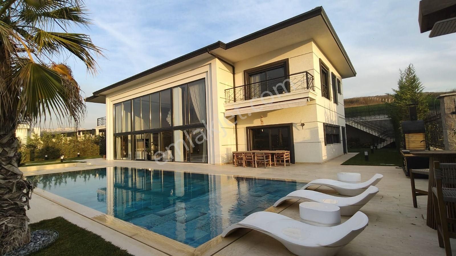 İstanbul Büyükçekmecede Satılık Havuzlu Sıfır Villa