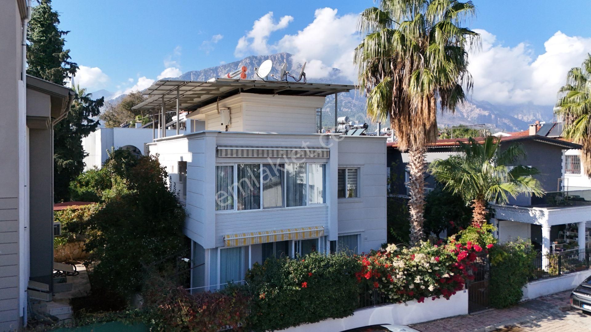 Yüksek Yatırım Potansiyeline Sahip Kemer Merkezde Satılık 4 Daireli Komple Bina