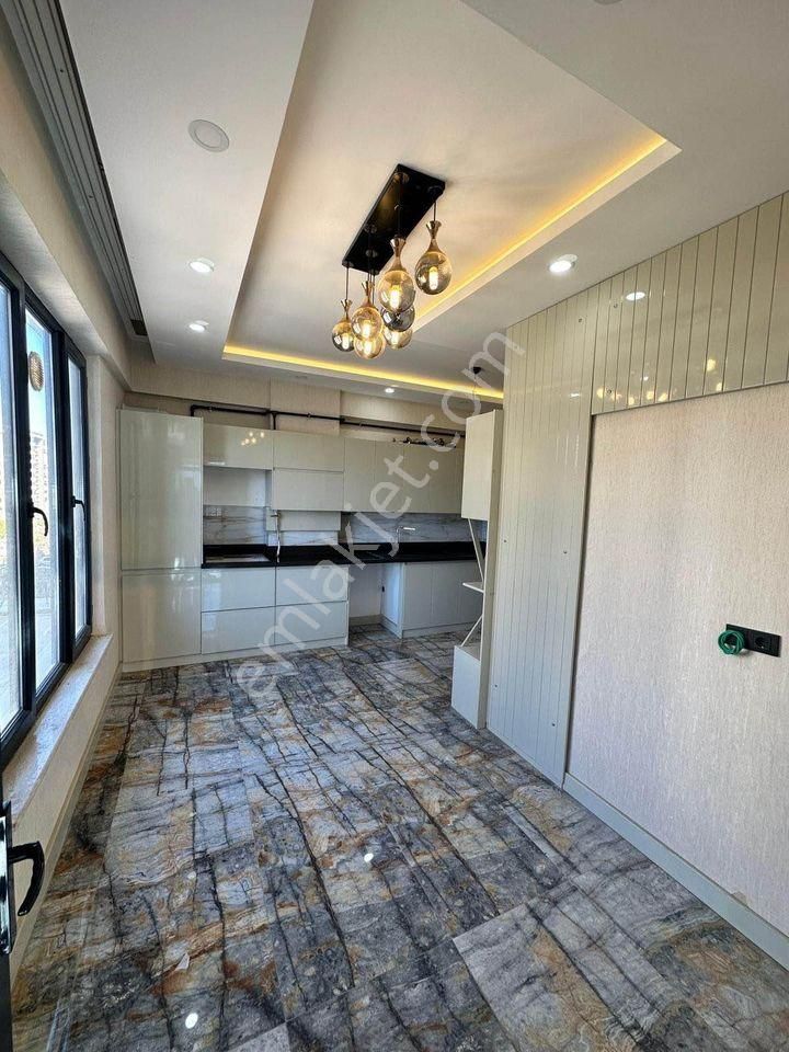 Beylikdüzü'nde Merkezi Konumda Toplu Ulaşıma Yakın 2+1 Lüx Daire - Görsel 2