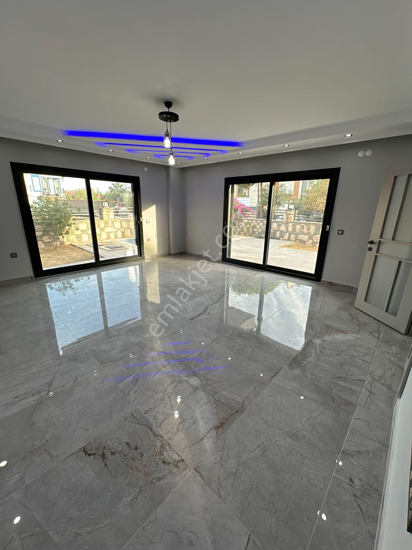 Altınkumda Denize 300 Metre Köşebaşı Çift Cephe 4+1 Ayrı Mutfaklı Ultra Lüx Villa - Görsel 11