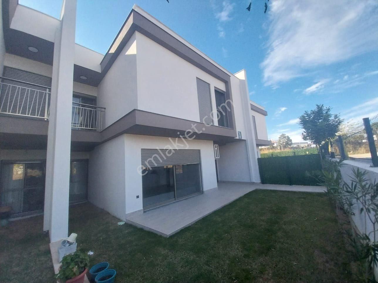 Davutlar'da Yolun Alt Tarafında Denize 800 Metre Mesafe'de 3+1 Lüks Satılık Villa