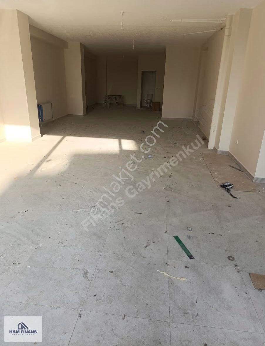 Çekmeköy Merkez Mahallesi Üsküdar Caddesi'nde Satılık Dükkan